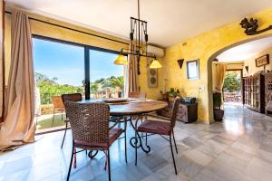 Cosy house jacuzzi wifi pool view