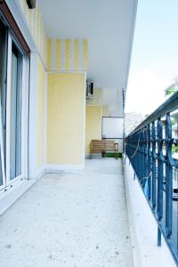 D Lara, Athens Ampolokipi Appt