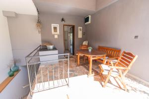 Seafront Stone Home With King Beds, Garden And Balcony