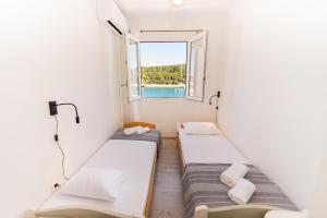 Seafront Stone Home With King Beds, Garden And Balcony