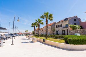 Seafront Stone Home With King Beds, Garden And Balcony