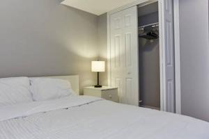 2 Bedrooms Walkout Basement Apartment at centre Richmond hill