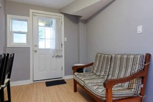 2 Bedrooms Walkout Basement Apartment at centre Richmond hill