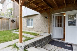2 Bedrooms Walkout Basement Apartment at centre Richmond hill