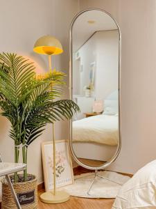 34Fully furnished studio in the heart of Hongdae, 15 minutes from Itaewon, solo travel