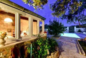Robinson House with Pool & Seaview