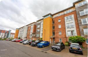 Sunny Spacious Retreat Near Royal Mile with Free Parking and Lift