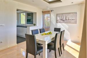 Oscar apartments with shared pool