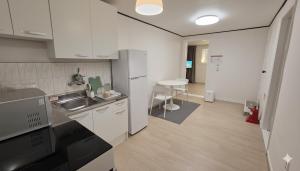 AIRPORT STAY SEOUL, 3m to 5-Line Metro Hub, GMP