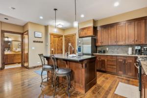 Breck Summer Escape - 2BR & 2BA with Pool, Hot Tubs & Walk to Downtown