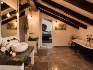 Exclusive Loft in Center Benahavis with pool and private terrace - Magnolia Properties