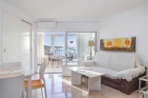 Penthouse studio with sea views