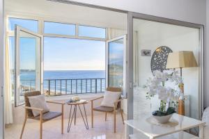 Penthouse studio with sea views