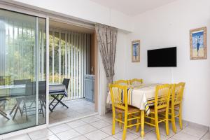 Résidence moderne avec piscine