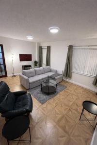 Spacious & Modern 2BR Flat in Bury Town Centre