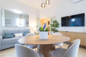 400 Meters from the Beach, Free Parking