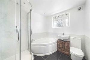Stylish 3 Bed Flat w Balcony in Tottenham