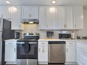 Bright and Beautiful Retreat in Heart of Downtown