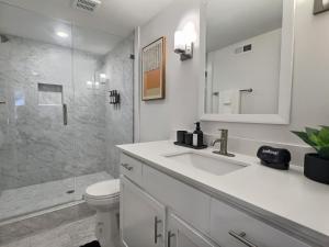 Bright and Beautiful Retreat in Heart of Downtown