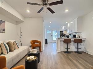 Bright and Beautiful Retreat in Heart of Downtown