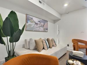 Bright and Beautiful Retreat in Heart of Downtown