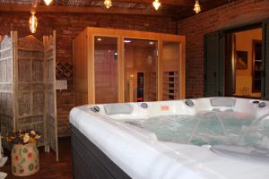 Slow Tuscany Pool, Jacuzzi & Sauna