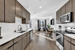 Cozy Flat with Pool, Gym, and Stunning City Views