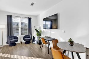 Cozy Flat with Pool, Gym, and Stunning City Views