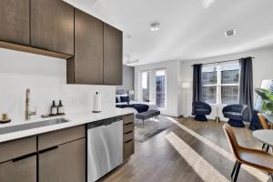 Cozy Flat with Pool, Gym, and Stunning City Views