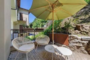 Suite with garden and parking