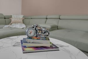 Poolside Paradise minutes away from the Falls