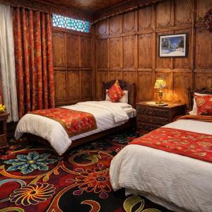Crown Of Kashmir Group Of Houseboats