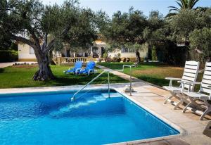 Villa with great garden and pool