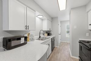 Cozy modern apartment at The Domain Raleigh
