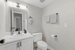 Cozy modern apartment at The Domain Raleigh