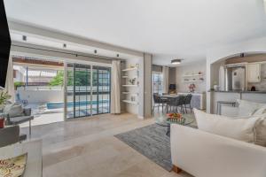 La Caleta Seaside Villa With Pool