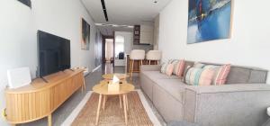 The Fifteen Triangle dOr by IB Signature - Chic 1BR, Rooftop Pool, Wifi, Self Check-in, Day and Night Security, Terrace, free parking close toamenities