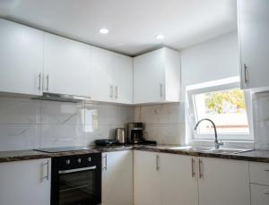 The Beach White House - 80m from the Beach - Renovated