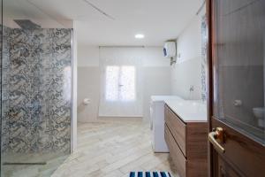 Villa piscina a due passi dal mare