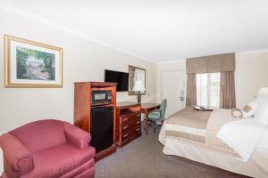 1 King Bed, Studio Suite, Efficiency Room, Non-Smoking room in Days Inn by Wyndham Destin