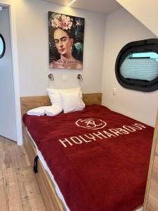 Hausboot mit Motorboot