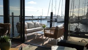 Hausboot mit Motorboot