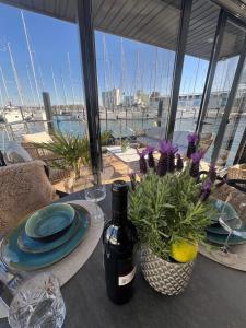Hausboot mit Motorboot