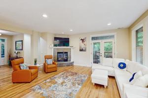 Exclusive Eugene retreat close to university with natural forest calm