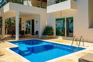 Oceanfront home with beach access pool balconies & waterfront hammocks - Villa Sol