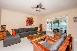 Oceanfront home with beach access pool balconies & waterfront hammocks - Villa Sol