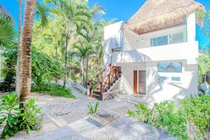 Oceanfront home with beach access pool balconies & waterfront hammocks - Villa Sol