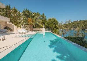 Luxurious 6-Bedroom Villa with Private Pool in Selca, Croatia