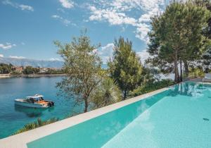 Luxurious 6-Bedroom Villa with Private Pool in Selca, Croatia