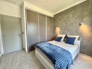 Très bel appartement deux chambre situé en haut de villa, piscine et jardin privatifs, 2 places de parking